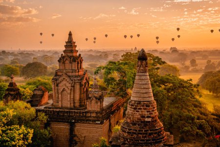 Téléchargez les photos : Bagan Myanmar, lever du soleil au-dessus des temples et pagodes de Bagan Myanmar, lever du soleil Pagan Myanmar temple et pagode - en image libre de droit