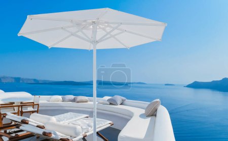 Téléchargez les photos : Vacances à la piscine de Santorin donnant sur l'océan Caldera de Santorin, Oia Grèce, île grecque Cyclades Égéennes. - en image libre de droit