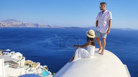 Téléchargez les photos : Couple on vacation in Santorini Greece, men, and women on the streets of the Greek village of Oia Santorini - en image libre de droit
