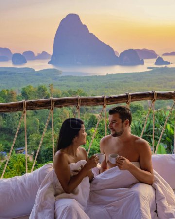 Foto de Phangnga Bay Tailandia, pareja de vacaciones observando el amanecer sobre la bahía de Phangnga Mirador de Samethnagshe luna de miel - Imagen libre de derechos