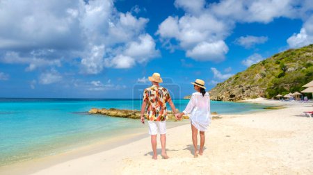 Téléchargez les photos : Playa Porto Marie Beach à Curaçao, une plage tropicale sur l'île caribéenne de Curaçao. Quelques hommes et femmes sur la plage de Curaçao - en image libre de droit