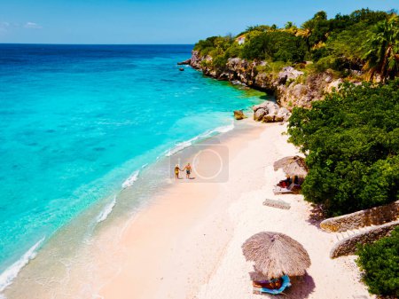 Playa Kalki Curacao tropischer Strand Karibik Meer, ein Paar zu Fuß am Strand
