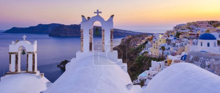 Téléchargez les photos : Églises blanches un dôme bleu près de l'océan d'Oia Santorin Grèce, un village grec traditionnel à Santorin pendant l'été - en image libre de droit