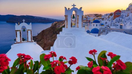 Téléchargez les photos : Sunset at the Greek village of Oia Santorini Greece with a view over the ocean caldera of Santorini - en image libre de droit