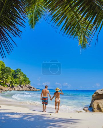 Téléchargez les photos : Un couple mature d'hommes et de femmes en vacances aux Seychelles, Anse Patates plage, L'île de La Digue, Seyshelles - en image libre de droit