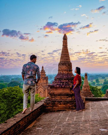 Téléchargez les photos : Bagan Myanmar, Sunrise au-dessus des temples et pagodes de Bagan Myanmar, Sunrise Pagan Myanmar temple et pagode. Hommes et femmes dans une vieille pagode pendant leurs vacances au Myanmar, un couple visite un temple à Bagan - en image libre de droit