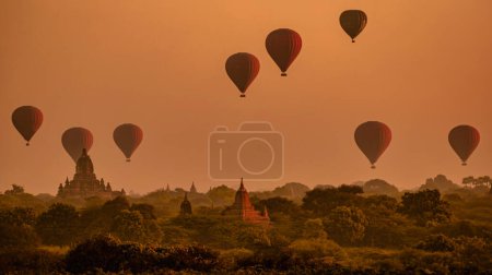 Foto de Bagan Myanmar, Salida del sol por encima de los templos y pagodas de Bagan Myanmar, Salida del sol Pagan Myanmar - Imagen libre de derechos