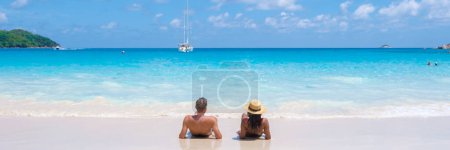 Foto de Anse Lazio Praslin Seychelles es una joven pareja de hombres y mujeres en una playa tropical durante unas vacaciones de lujo allí. Playa tropical Anse Lazio Praslin Islas Seychelles - Imagen libre de derechos
