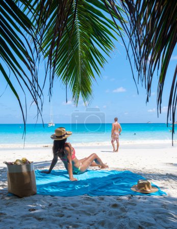Foto de Anse Lazio Praslin Seychelles es una joven pareja de hombres y mujeres en una playa tropical durante unas vacaciones de lujo allí. Playa tropical Anse Lazio Praslin Islas Seychelles - Imagen libre de derechos