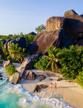 Téléchargez les photos : Anse Source dArgent, La Digue Seychelles, un jeune couple d'hommes et de femmes sur une plage tropicale pendant des vacances de luxe aux Seychelles - en image libre de droit