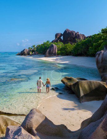 Foto de Anse Source dArgent, La Digue Seychelles, una joven pareja de hombres y mujeres en una playa tropical durante unas vacaciones de lujo en Seychelles. Fuente Anse dArgent, La Digue Seychelles - Imagen libre de derechos