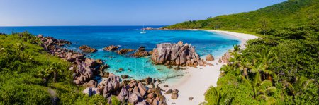 Téléchargez les photos : Anse Cocos La Digue Seychelles, une plage tropicale pendant des vacances de luxe aux Seychelles. Plage tropicale Anse Cocos La Digue Seychelles. - en image libre de droit