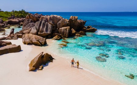 Téléchargez les photos : Anse Cocos La Digue Seychelles, un jeune couple d'hommes et de femmes sur une plage tropicale pendant des vacances de luxe aux Seychelles. - en image libre de droit