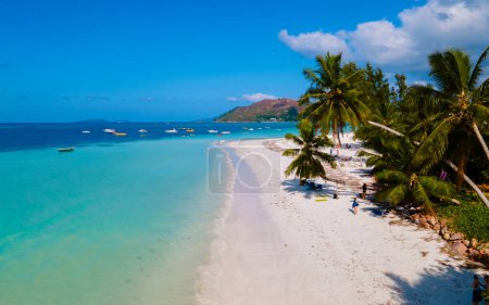 Téléchargez les photos : Drone vue aérienne à l'île Anse Volbert Praslin aux Seychelles vue aérienne sur la plage Anse Volbert Cote dOr sur l'île Praslin aux Seychelles. - en image libre de droit
