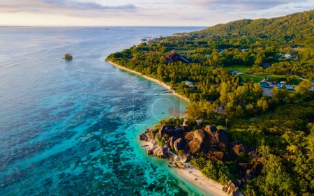 Foto de Anse Source dArgent, La Digue Seychelles, vista de drones en una playa tropical al atardecer - Imagen libre de derechos