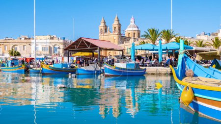 Téléchargez les photos : Malte Décembre 2017, port de Marsaxlokk avec des bateaux de pêche par une journée ensoleillée en hiver - en image libre de droit