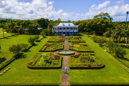 Téléchargez les photos : Le Chateau de Bel Ombre Mauritius, un vieux château dans un jardin tropical à Maurice., un couple en vacances de lune de miel à Maurice - en image libre de droit
