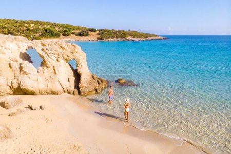 Téléchargez les photos : Voulisma Plage Istron Crète Grèce, les plus belles plages de Crète île Istron Bay près d'Agios Nikolaos. Un jeune couple en vacances en Grèce Crète - en image libre de droit