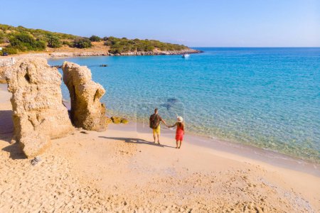 Téléchargez les photos : Voulisma Plage Istron Crète Grèce, les plus belles plages de Crète île Istron Bay près d'Agios Nikolaos. Un jeune couple en vacances en Grèce Crète - en image libre de droit