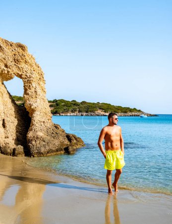 Foto de Voulisma Beach Istron Creta Grecia, las playas más bellas de la isla de Creta Bahía de Istrón cerca de Agios Nikolaos. Un joven de vacaciones en Grecia Creta durante las vacaciones de verano - Imagen libre de derechos