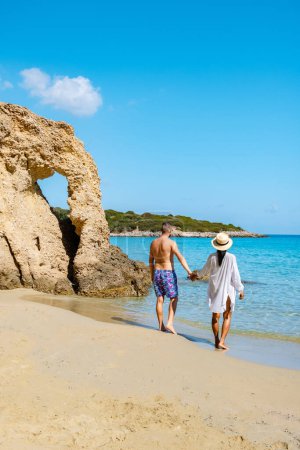 Téléchargez les photos : Voulisma Plage Istron Crète Grèce, les plus belles plages de Crète île Istron Bay près d'Agios Nikolaos. couple d'âge mûr en vacances en Grèce Crète pendant les vacances d'été - en image libre de droit