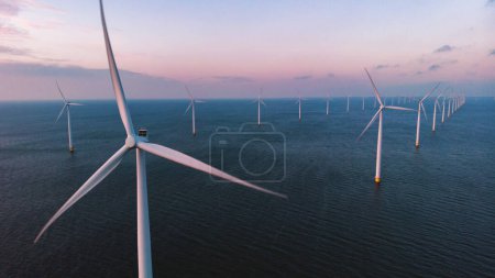 Foto de Parque de molinos de viento en la vista aérea del océano con turbina eólica Flevoland Países Bajos Ijsselmeer. Energía verde en los Países Bajos - Imagen libre de derechos