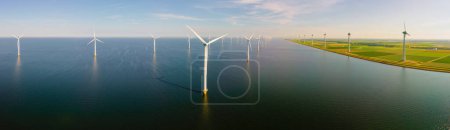 Téléchargez les photos : Parc Wndmill dans l'océan vue aérienne avec éolienne Flevoland Pays-Bas Ijsselmeer. L'énergie verte aux Pays-Bas par une journée ensoleillée - en image libre de droit