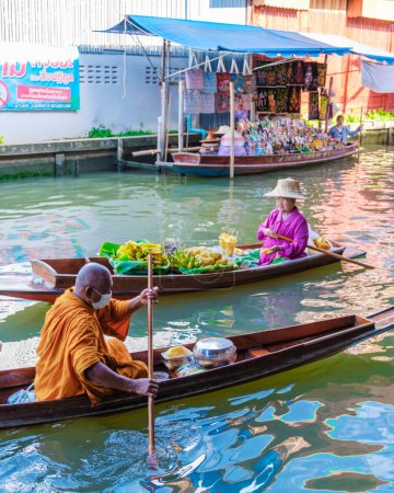 Foto de Bangkok Ratchaburi Tailandia agosto 2023, tenedores de puestos de mercado en pequeñas embarcaciones que venden frutas y verduras locales, Damnoen Saduak Floating Market, Tailandia - Imagen libre de derechos