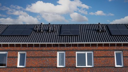 Foto de Casas de nueva construcción con paneles solares unidos en el techo - Imagen libre de derechos