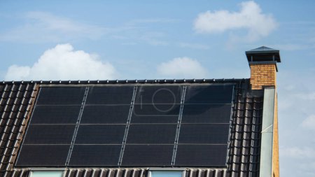Téléchargez les photos : Maisons nouvellement construites avec des panneaux solaires fixés sur le toit - en image libre de droit