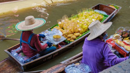 Téléchargez les photos : Août 2023, marchands de petits bateaux vendant des fruits et légumes locaux, Damnoen Saduak Floating Market, Thaïlande - en image libre de droit