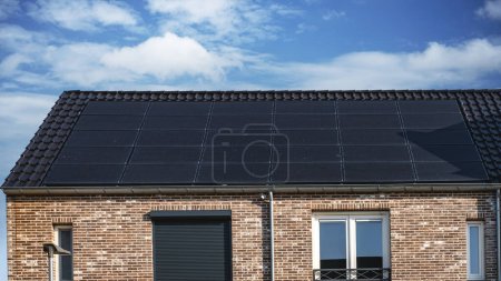 Téléchargez les photos : Maisons nouvellement construites avec des panneaux solaires fixés sur le toit - en image libre de droit