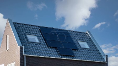Foto de Casas de nueva construcción con paneles solares unidos en el techo, paneles fotovoltaicos en el techo - Imagen libre de derechos
