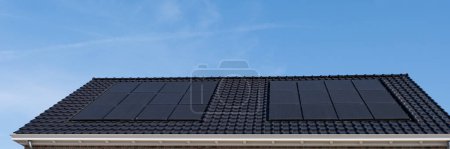 Foto de Casas de nueva construcción con paneles solares unidos en el techo, Sistema solar en un techo - Imagen libre de derechos