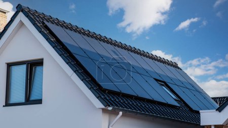 Téléchargez les photos : Maisons nouvellement construites avec des panneaux solaires fixés sur le toit, Système solaire sur un toit - en image libre de droit