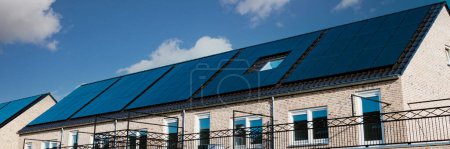 Téléchargez les photos : Maisons nouvellement construites avec des panneaux solaires fixés sur le toit, Panneau solaire sur un toit - en image libre de droit