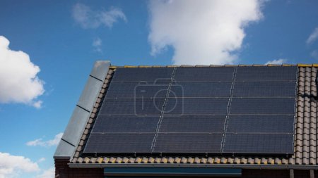 Foto de Casas de nueva construcción con paneles solares unidos en el techo, paneles fotovoltaicos en el techo - Imagen libre de derechos