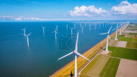 Téléchargez les photos : Parc éolien dans l'océan vue aérienne avec des éoliennes à Flevoland Pays-Bas Ijsselmeer. Production d'énergie verte aux Pays-Bas - en image libre de droit