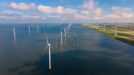 Foto de Parque de molinos de viento en la vista aérea del océano con aerogeneradores en Flevoland Países Bajos Ijsselmeer. Producción de energía verde en los Países Bajos - Imagen libre de derechos