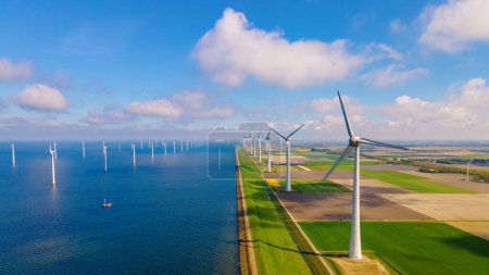 Téléchargez les photos : Parc éolien dans l'océan vue aérienne avec des éoliennes à Flevoland Pays-Bas Ijsselmeer. Production d'énergie verte aux Pays-Bas - en image libre de droit