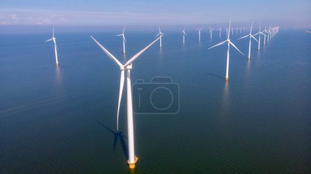 Téléchargez les photos : Parc éolien offshore dans l'océan Parc éolien Westermeerwind, moulins isolés en mer par une belle journée lumineuse Pays-Bas Flevoland Noordoostpolder - en image libre de droit