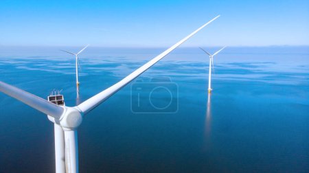 Foto de Offshore Windmill granja en el océano Westermeerwind parque, molinos de viento aislados en un hermoso día brillante Holanda Flevoland Noordoostpolder - Imagen libre de derechos