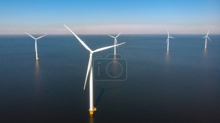 Téléchargez les photos : Parc éolien offshore dans l'océan Parc éolien Westermeerwind, moulins isolés par une belle journée lumineuse Pays-Bas Flevoland Noordoostpolder - en image libre de droit