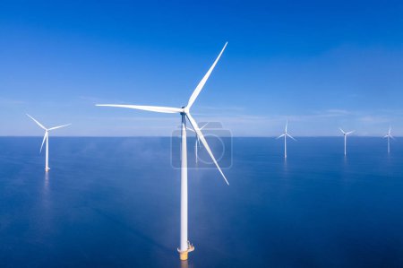 Foto de Ocean Wind Farm. Molino de viento granja en el océano. Turbinas eólicas marinas en el mar. Turbina eólica desde vista aérea - Imagen libre de derechos