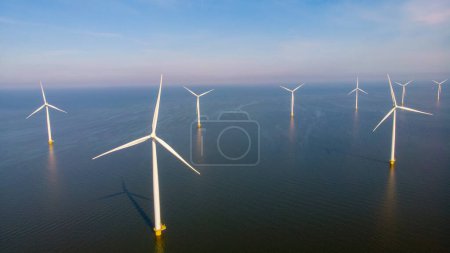Foto de Offshore Windmill granja en el océano Westermeerwind parque, molinos de viento aislados en el mar en un hermoso día brillante Holanda Flevoland Noordoostpolder - Imagen libre de derechos