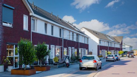 Téléchargez les photos : Zone de banlieue néerlandaise avec des maisons familiales modernes, nouvellement construire des maisons modernes dans une rangée - en image libre de droit