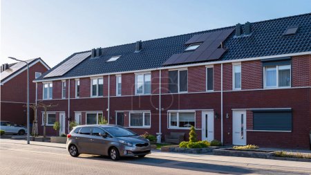 Téléchargez les photos : Zone de banlieue néerlandaise avec des maisons familiales modernes, nouvellement construire des maisons modernes dans une rangée - en image libre de droit