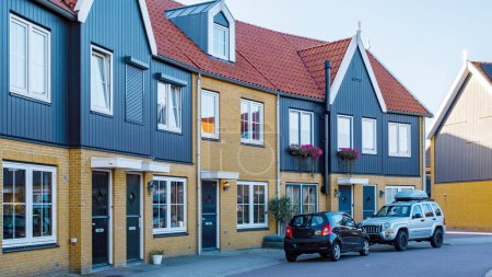 Foto de Zona suburbana holandesa con casas familiares modernas, calle moderna con terraza inmobiliaria para familias en los Países Bajos - Imagen libre de derechos