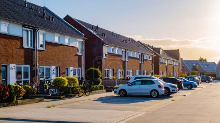 Foto de Zona suburbana holandesa con casas familiares modernas, casas modernas de nueva construcción en una fila - Imagen libre de derechos