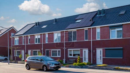 Foto de Zona suburbana holandesa con casas familiares modernas, casas familiares modernas de nueva construcción en los Países Bajos, casa familiar holandesa en los Países Bajos, fila de casas de nueva construcción en los Países Bajos - Imagen libre de derechos